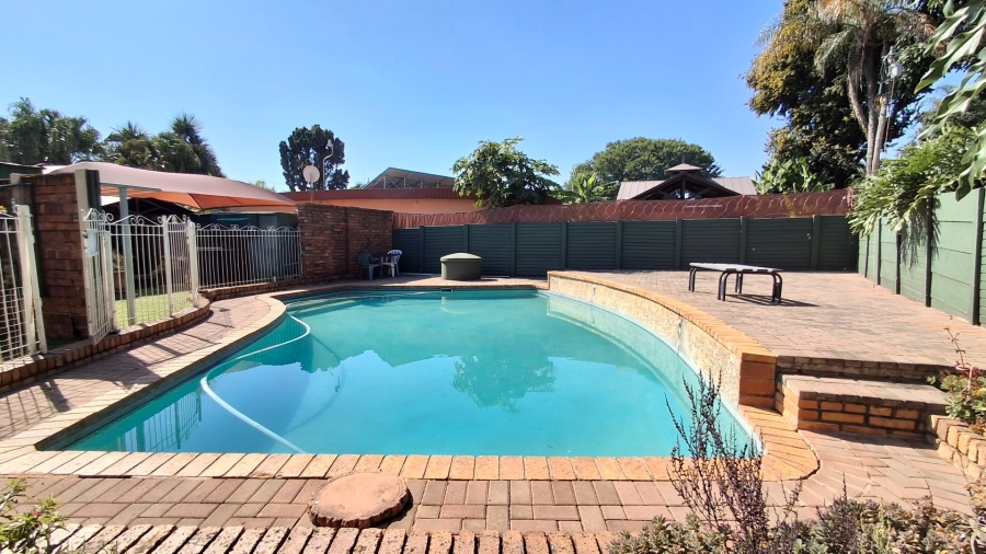 7 Bedroom Property for Sale in Dorandia Gauteng