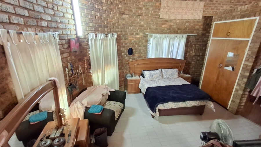 7 Bedroom Property for Sale in Dorandia Gauteng