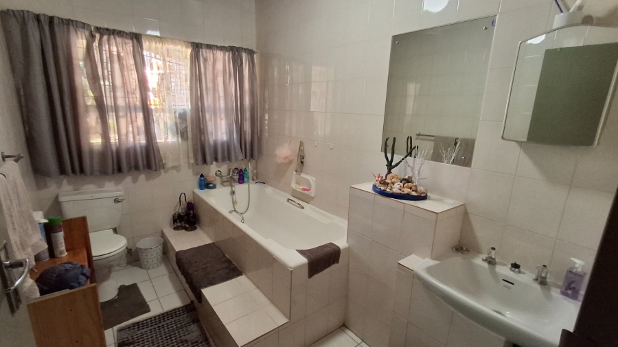 7 Bedroom Property for Sale in Dorandia Gauteng