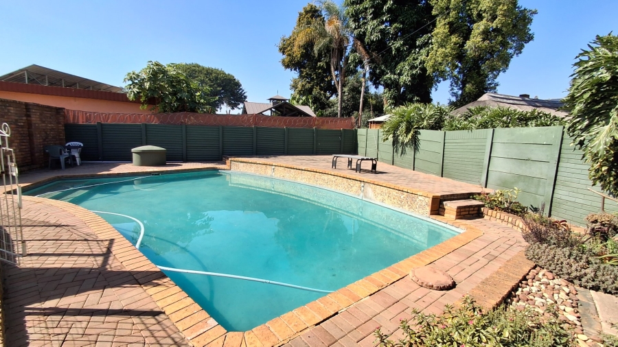 7 Bedroom Property for Sale in Dorandia Gauteng