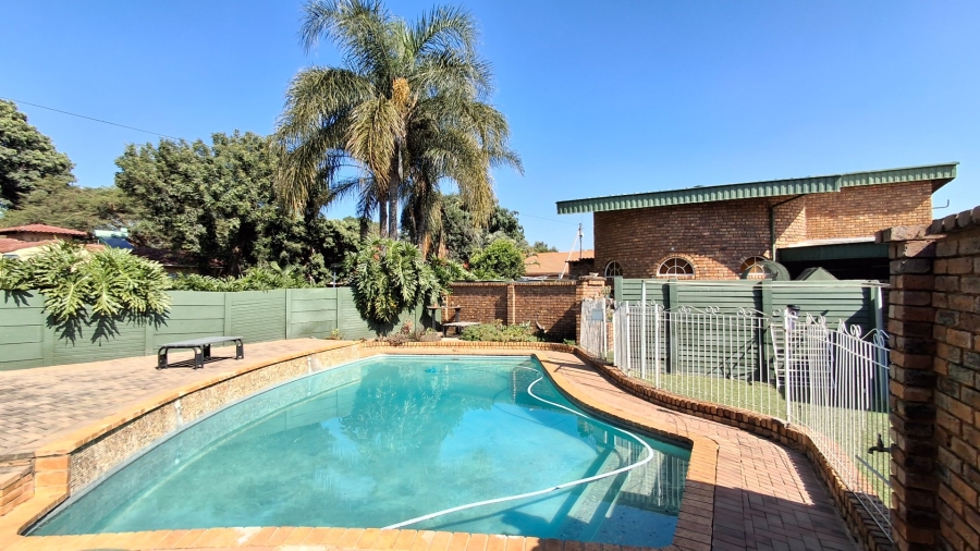 7 Bedroom Property for Sale in Dorandia Gauteng