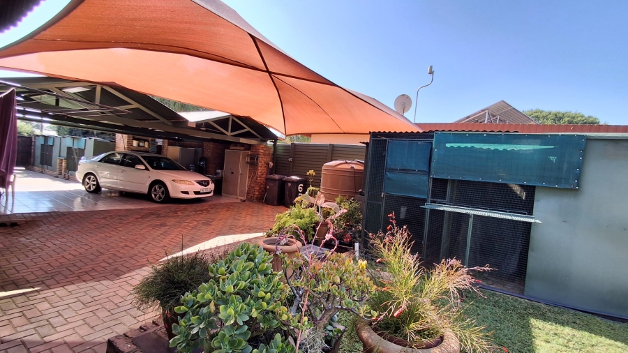 7 Bedroom Property for Sale in Dorandia Gauteng