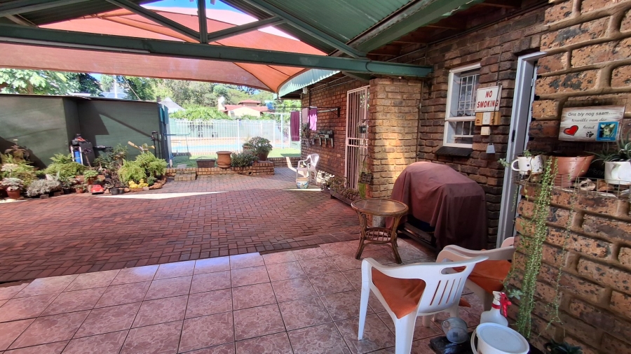 7 Bedroom Property for Sale in Dorandia Gauteng