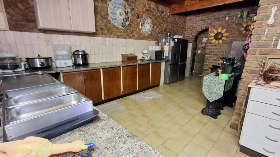 7 Bedroom Property for Sale in Dorandia Gauteng