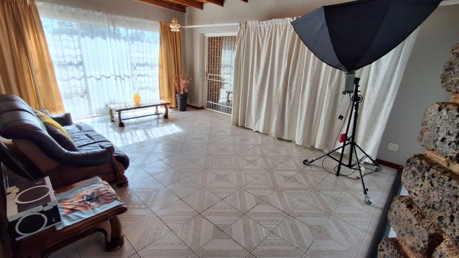 7 Bedroom Property for Sale in Dorandia Gauteng