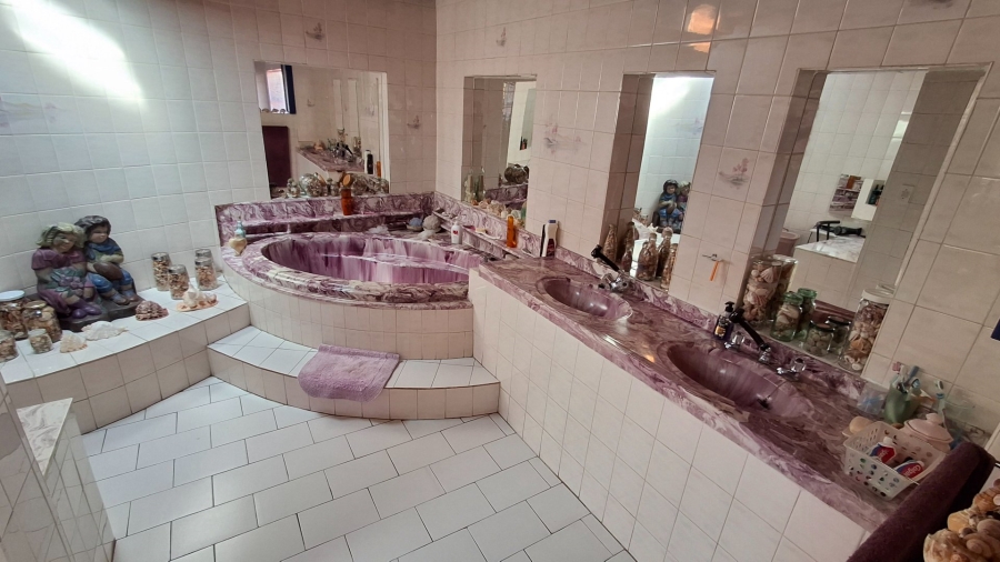 7 Bedroom Property for Sale in Dorandia Gauteng