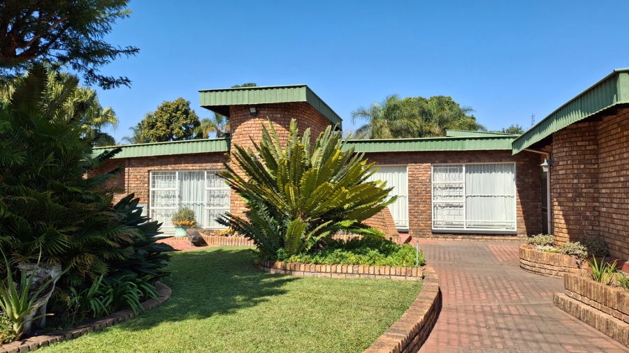7 Bedroom Property for Sale in Dorandia Gauteng