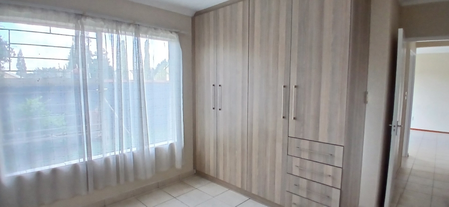 To Let 3 Bedroom Property for Rent in Heuwelsig Estate Gauteng