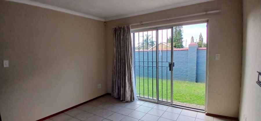 To Let 3 Bedroom Property for Rent in Heuwelsig Estate Gauteng