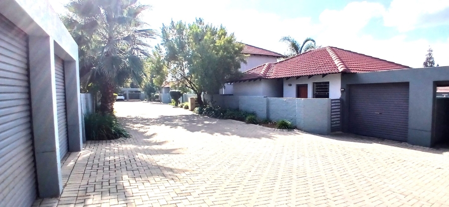 To Let 3 Bedroom Property for Rent in Heuwelsig Estate Gauteng