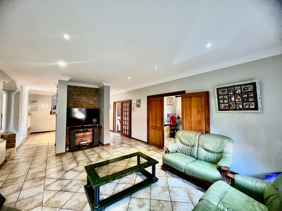 4 Bedroom Property for Sale in Woodhill Estate Gauteng