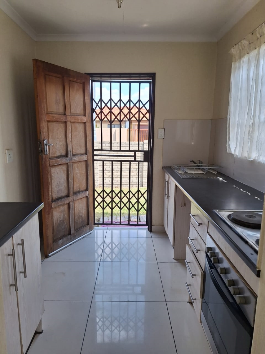 To Let 2 Bedroom Property for Rent in Blue Hills Gauteng