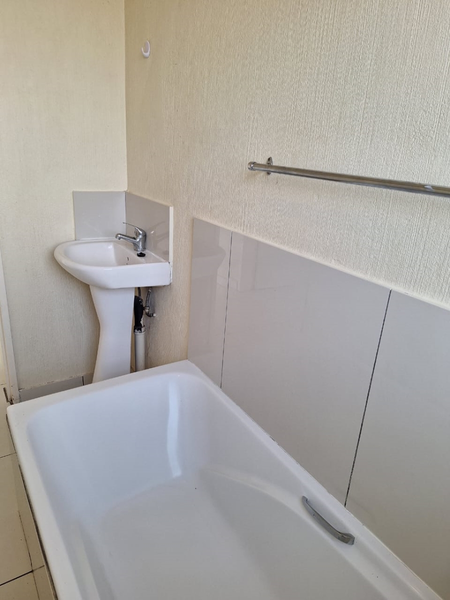 To Let 2 Bedroom Property for Rent in Blue Hills Gauteng