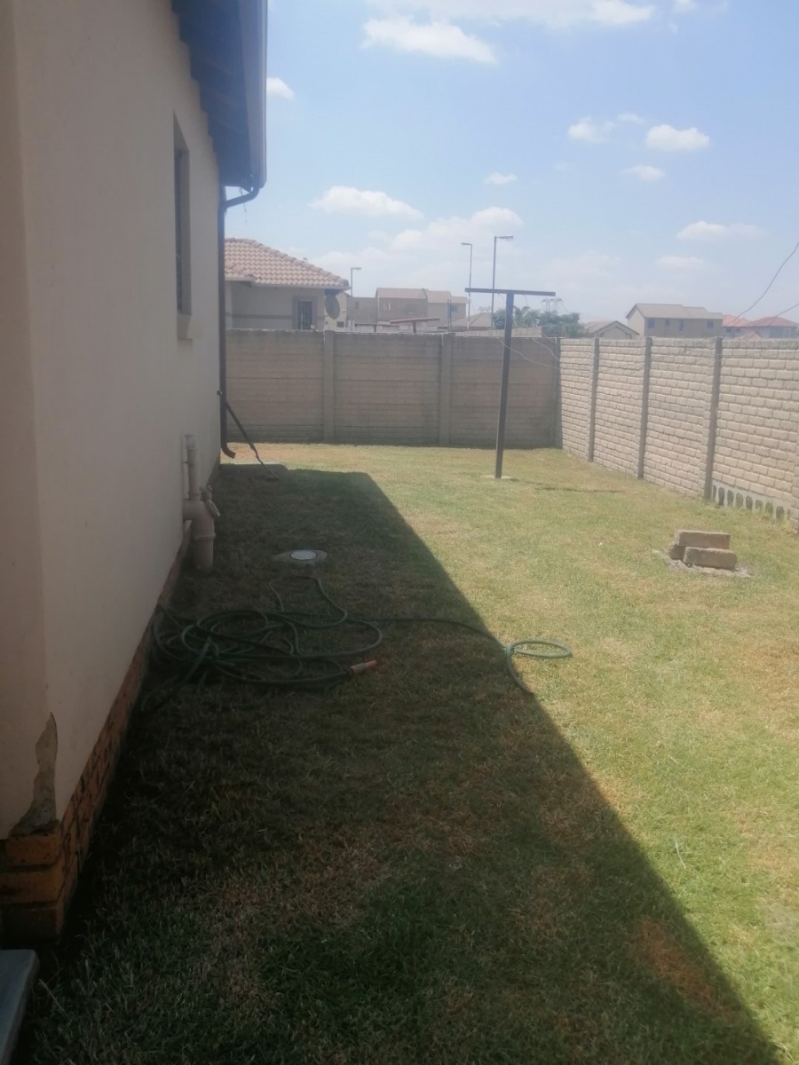 To Let 2 Bedroom Property for Rent in Blue Hills Gauteng