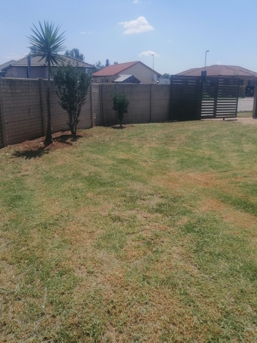 To Let 2 Bedroom Property for Rent in Blue Hills Gauteng