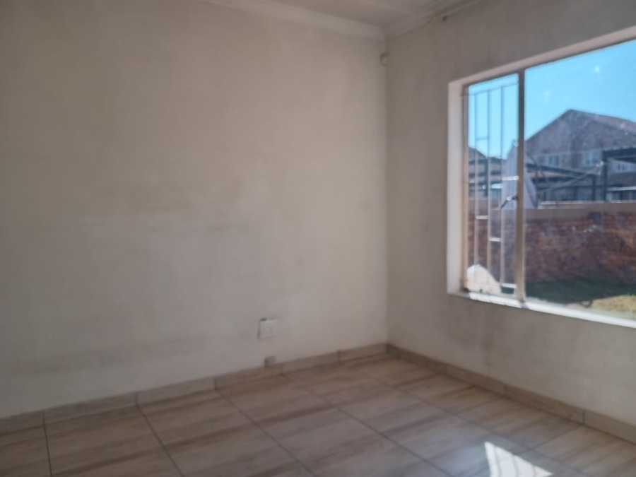 To Let 3 Bedroom Property for Rent in Heuwelsig Estate Gauteng