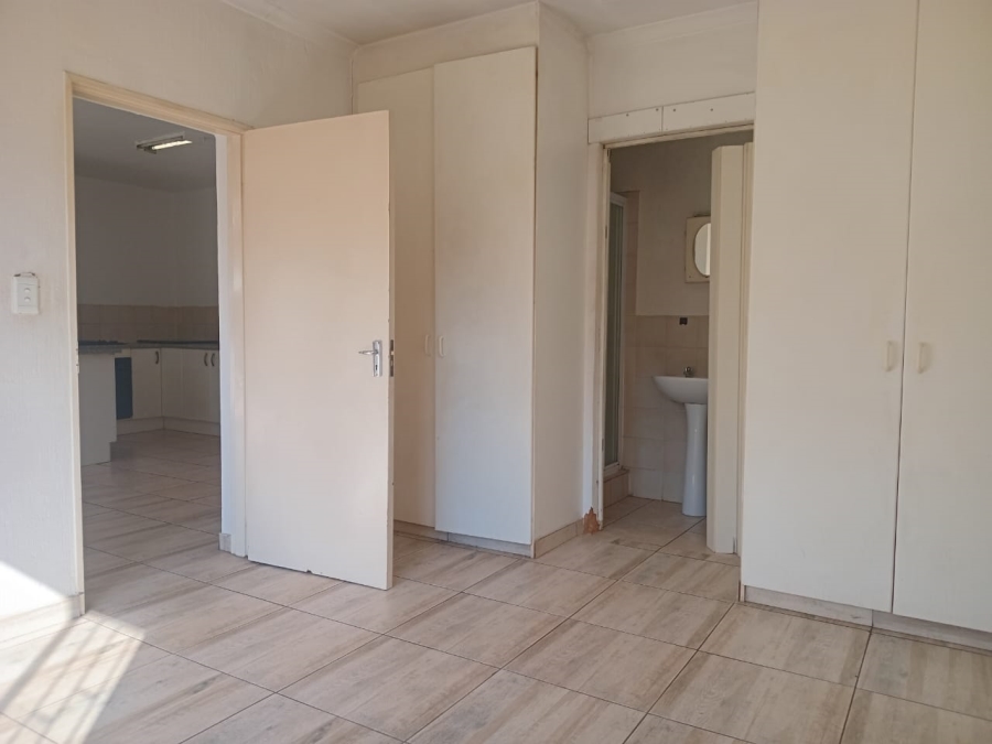 To Let 3 Bedroom Property for Rent in Heuwelsig Estate Gauteng
