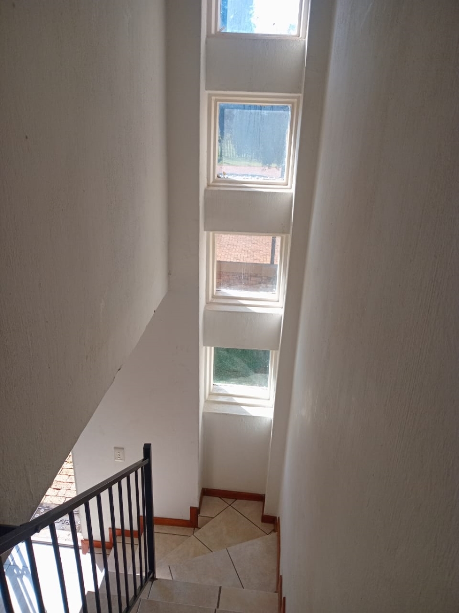 To Let 3 Bedroom Property for Rent in Heuwelsig Estate Gauteng
