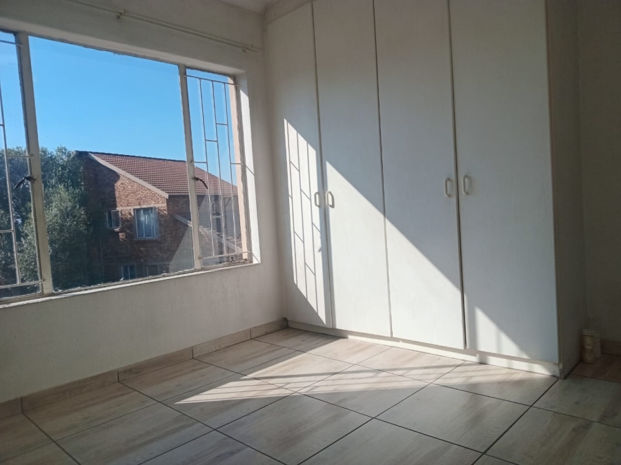 To Let 3 Bedroom Property for Rent in Heuwelsig Estate Gauteng