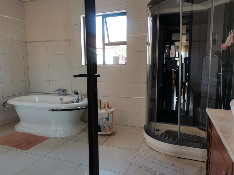 5 Bedroom Property for Sale in Zambezi Country Estate Gauteng