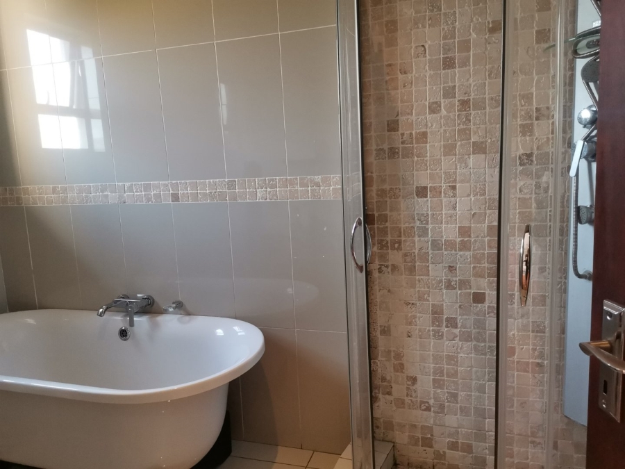 5 Bedroom Property for Sale in Zambezi Country Estate Gauteng