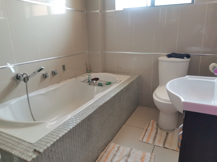 5 Bedroom Property for Sale in Zambezi Country Estate Gauteng