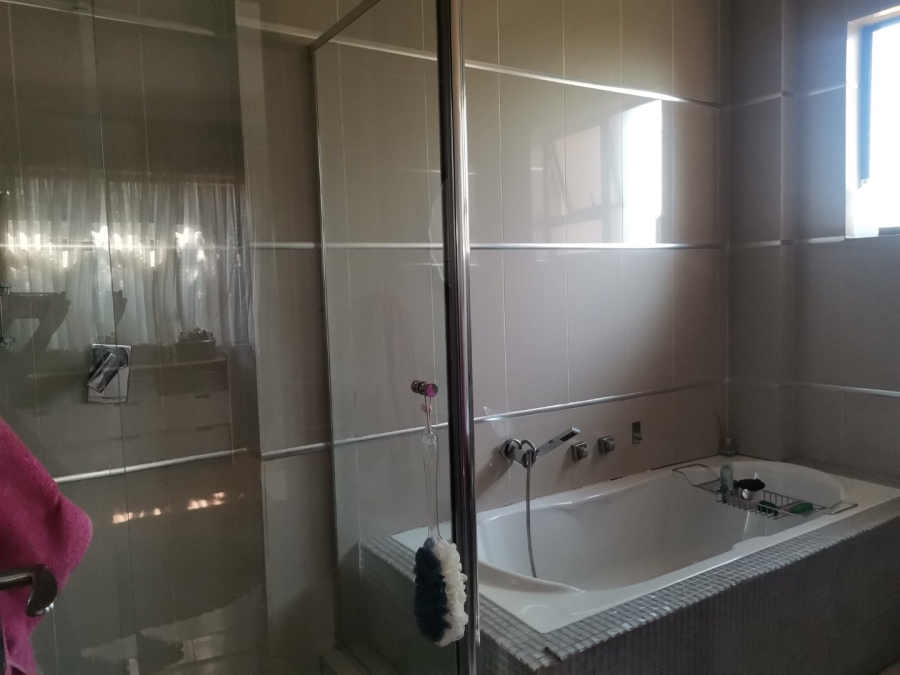5 Bedroom Property for Sale in Zambezi Country Estate Gauteng