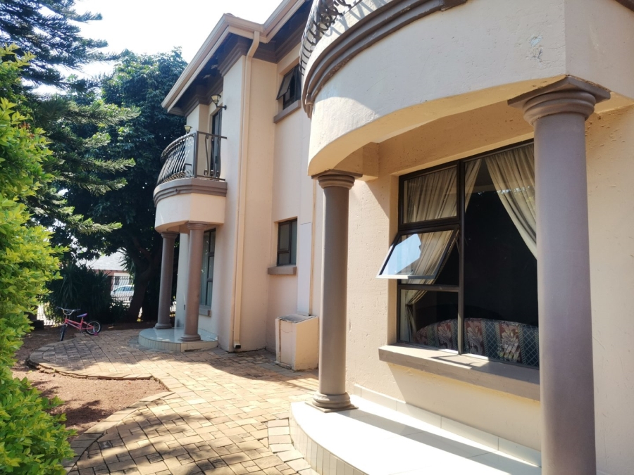 5 Bedroom Property for Sale in Zambezi Country Estate Gauteng