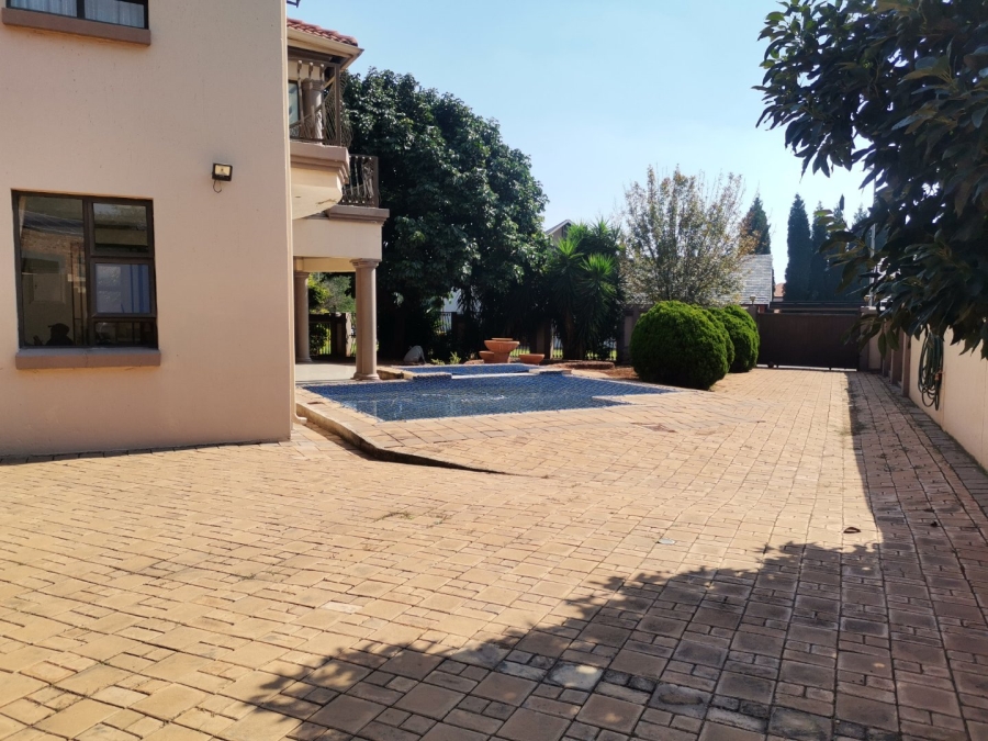 5 Bedroom Property for Sale in Zambezi Country Estate Gauteng