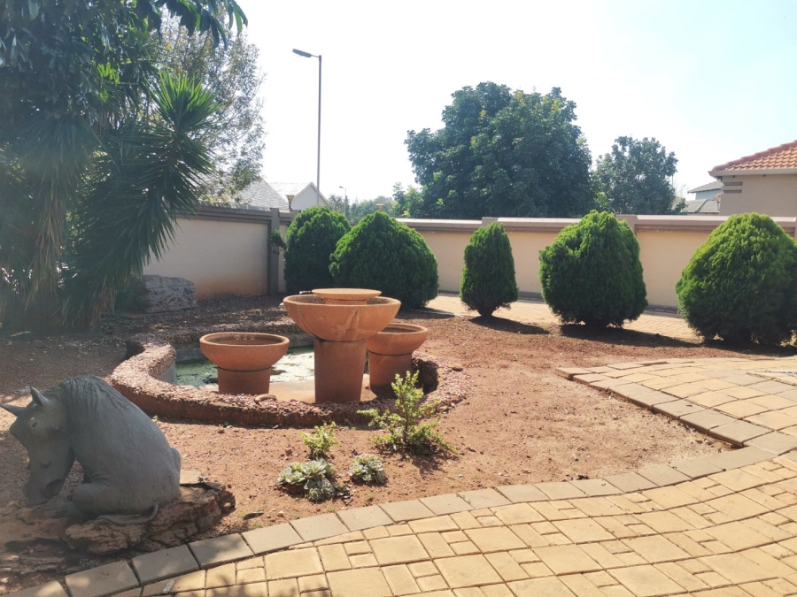 5 Bedroom Property for Sale in Zambezi Country Estate Gauteng