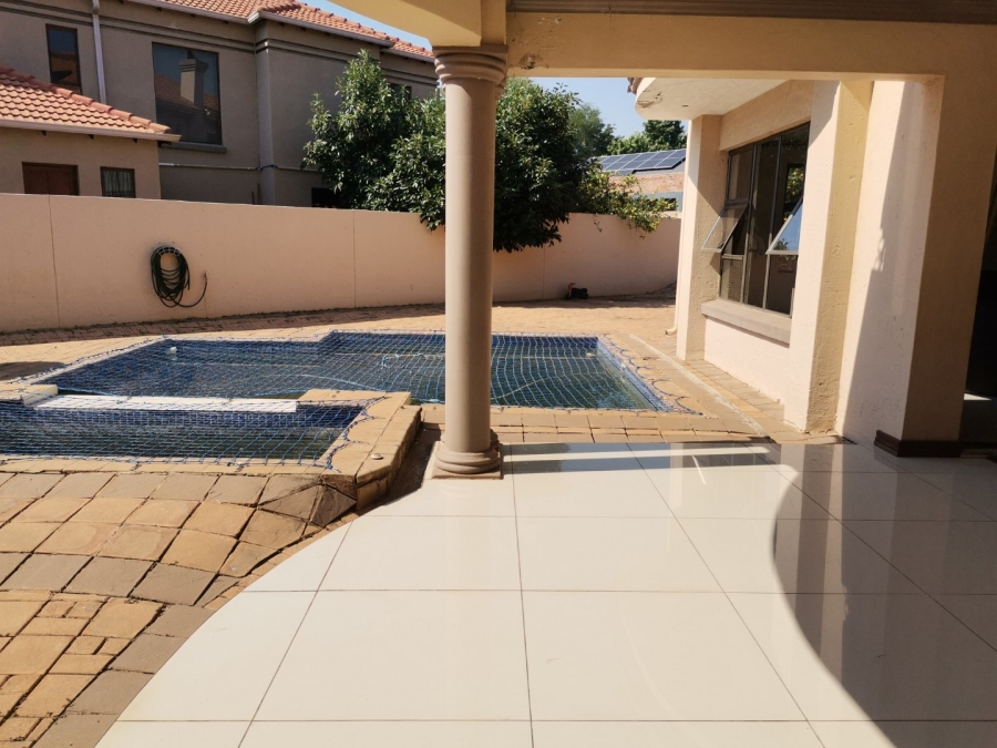 5 Bedroom Property for Sale in Zambezi Country Estate Gauteng