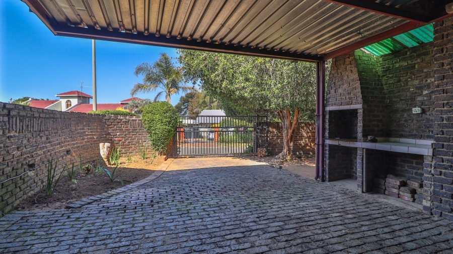 5 Bedroom Property for Sale in Birchleigh Gauteng