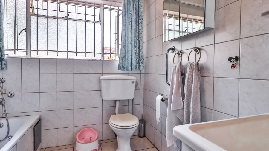 4 Bedroom Property for Sale in Zwartkop Gauteng