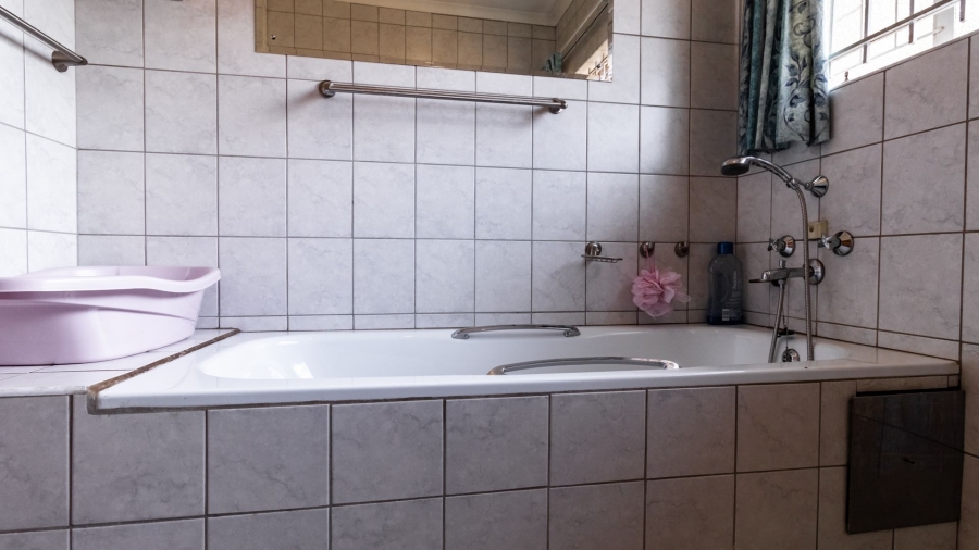 4 Bedroom Property for Sale in Zwartkop Gauteng