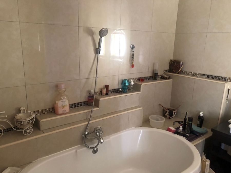 5 Bedroom Property for Sale in Crescent Wood Country Estate Gauteng