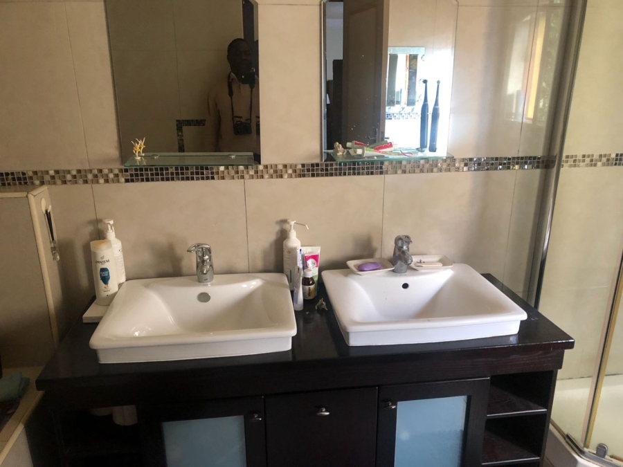 5 Bedroom Property for Sale in Crescent Wood Country Estate Gauteng