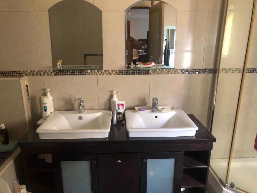 5 Bedroom Property for Sale in Crescent Wood Country Estate Gauteng