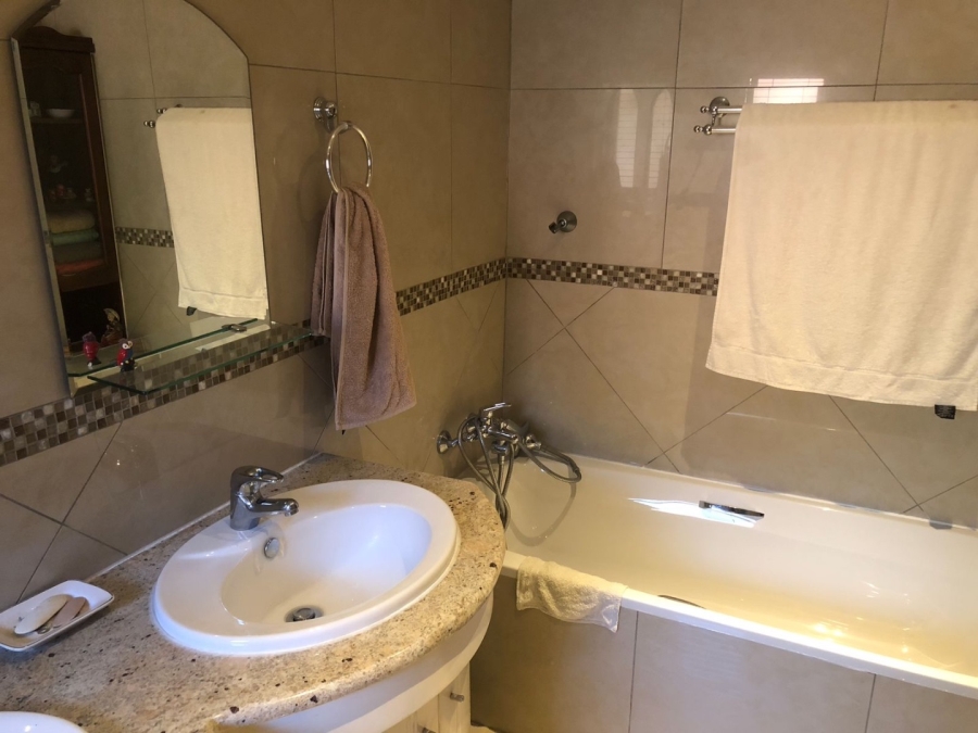 5 Bedroom Property for Sale in Crescent Wood Country Estate Gauteng
