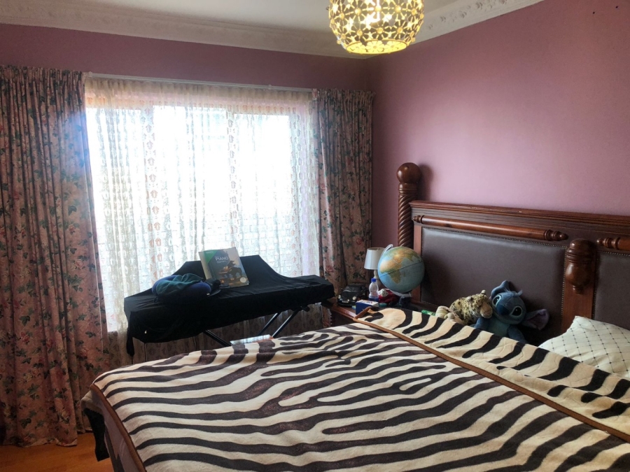 5 Bedroom Property for Sale in Crescent Wood Country Estate Gauteng