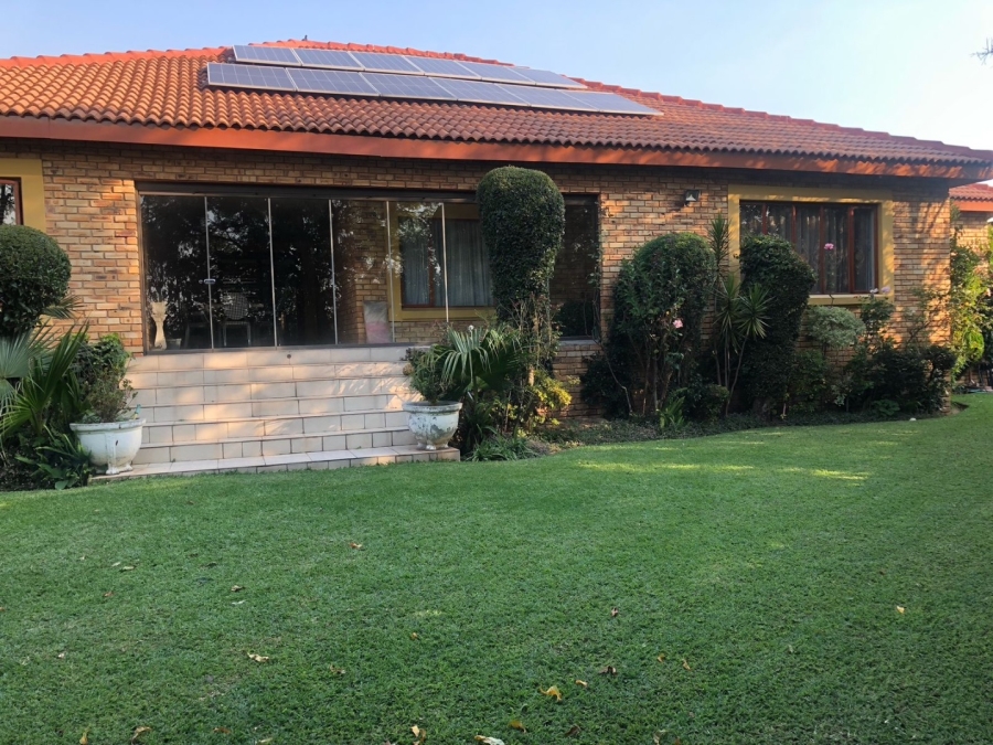 5 Bedroom Property for Sale in Crescent Wood Country Estate Gauteng