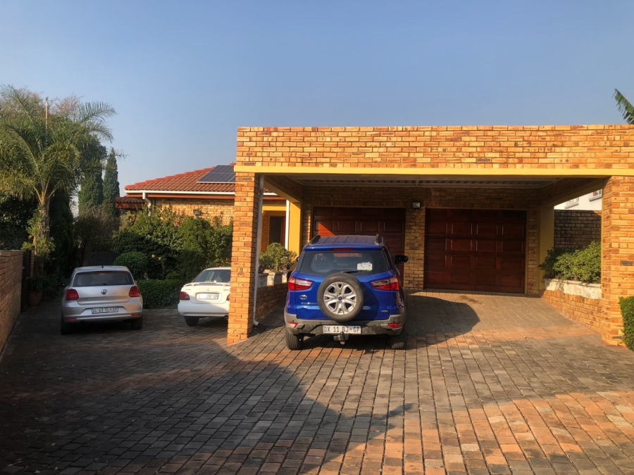 5 Bedroom Property for Sale in Crescent Wood Country Estate Gauteng