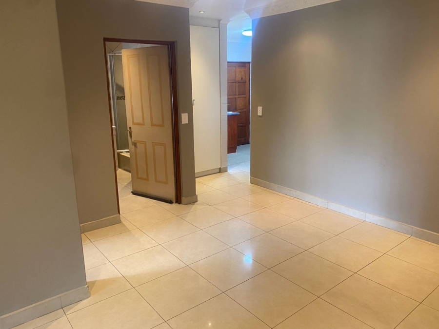 5 Bedroom Property for Sale in Crescent Wood Country Estate Gauteng