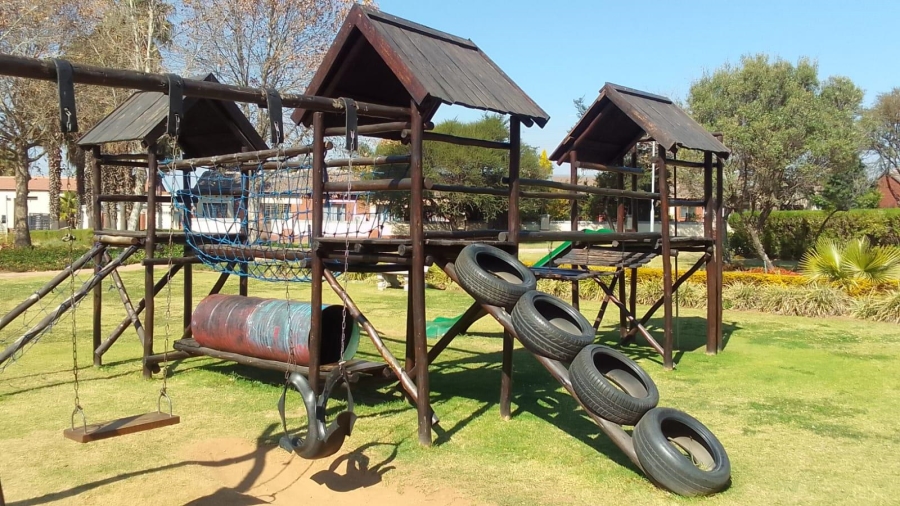 5 Bedroom Property for Sale in Crescent Wood Country Estate Gauteng