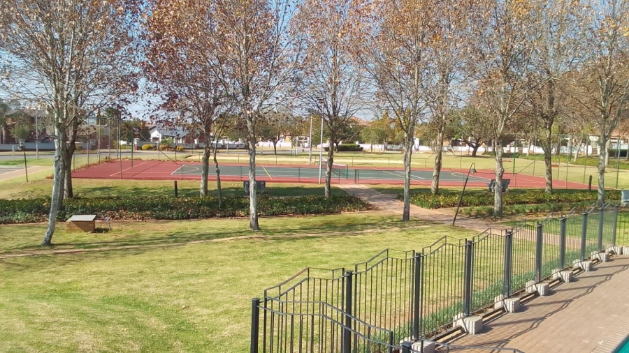 5 Bedroom Property for Sale in Crescent Wood Country Estate Gauteng