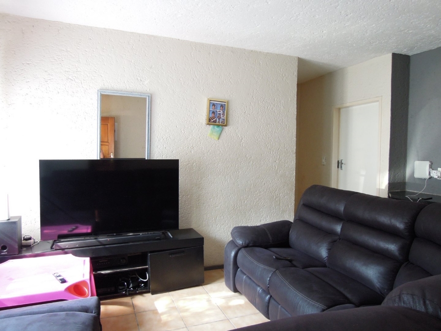 To Let 2 Bedroom Property for Rent in Die Hoewes Gauteng