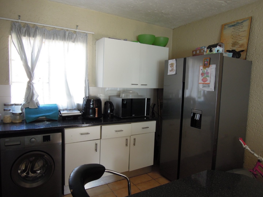 To Let 2 Bedroom Property for Rent in Die Hoewes Gauteng