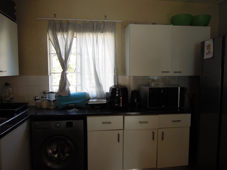 To Let 2 Bedroom Property for Rent in Die Hoewes Gauteng