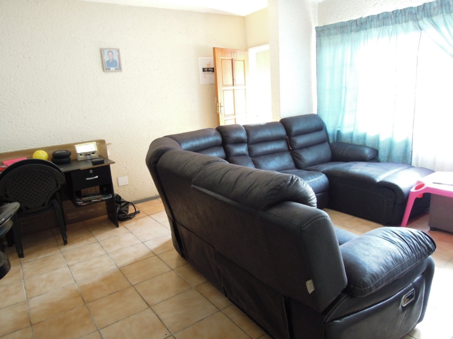 To Let 2 Bedroom Property for Rent in Die Hoewes Gauteng
