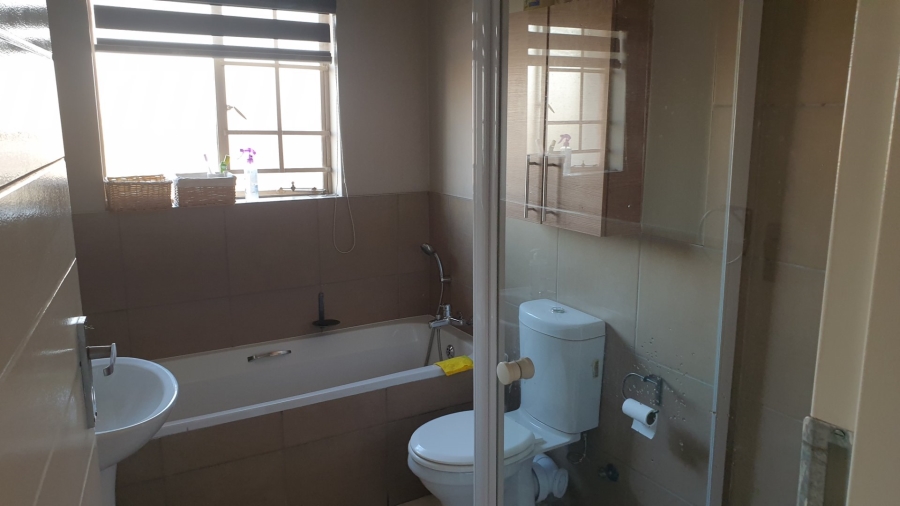 2 Bedroom Property for Sale in Monavoni Gauteng