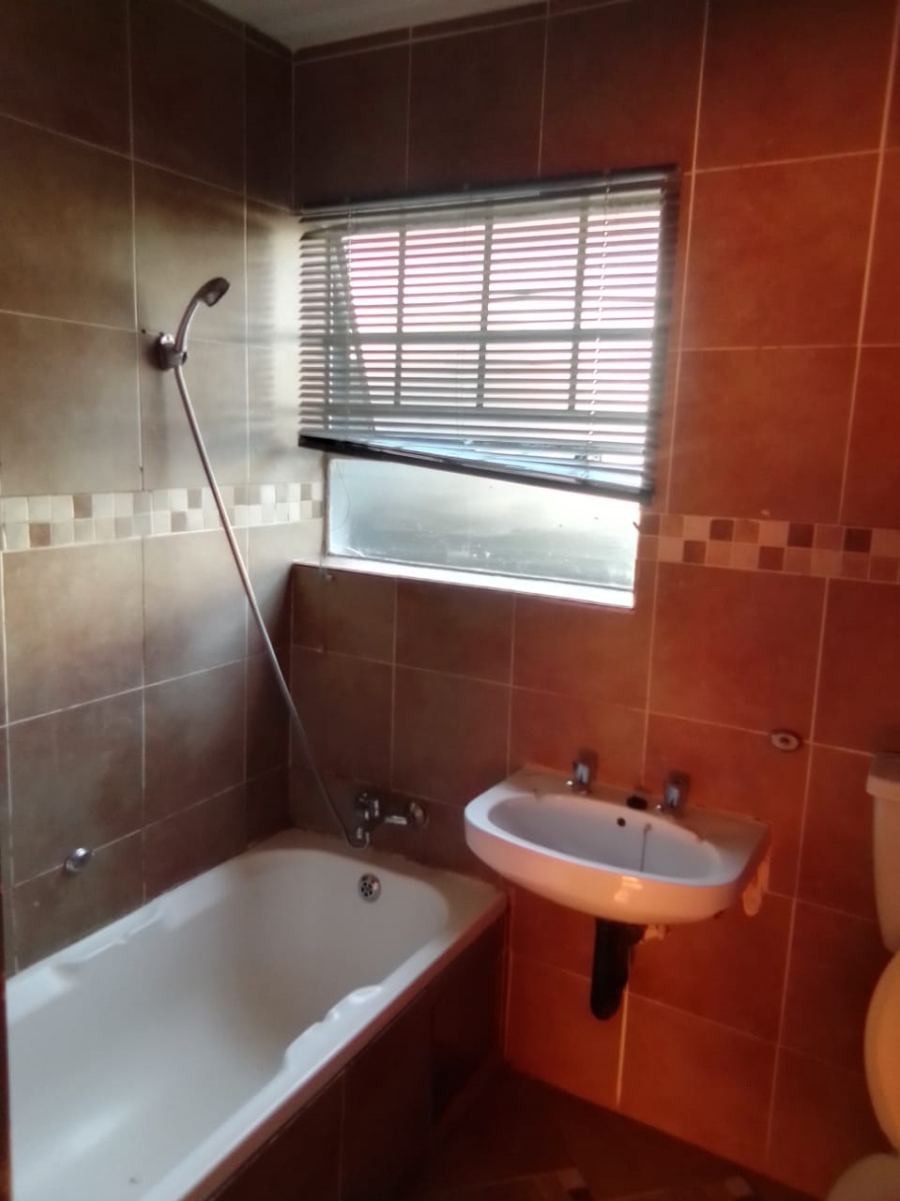 To Let 2 Bedroom Property for Rent in Mondeor Gauteng